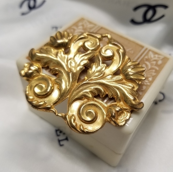 MIRIAM Haskell Vintage Repousse Signed Brooch - Picture 4 of 6